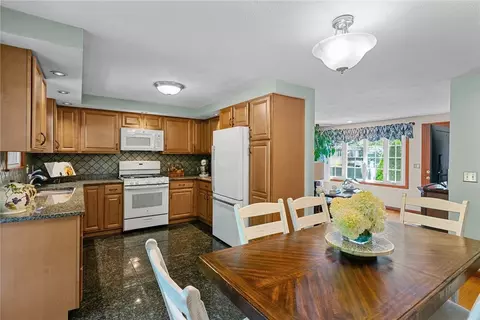 72 Winifred Ave, Warwick, RI 02889 photo 9