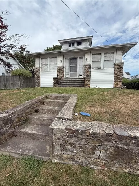 117 W Main Rd, Middletown, RI 02842