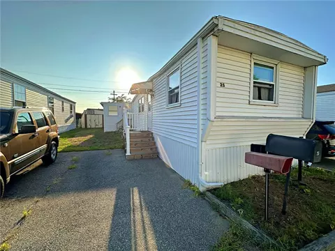 25 East Dr, Rumford, RI 02916