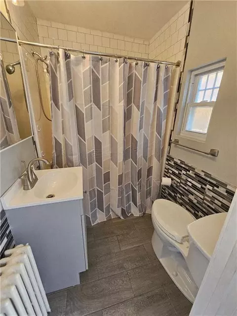 Bath - 250 Arnold Rd, Coventry, RI 02816 photo 1 of 2