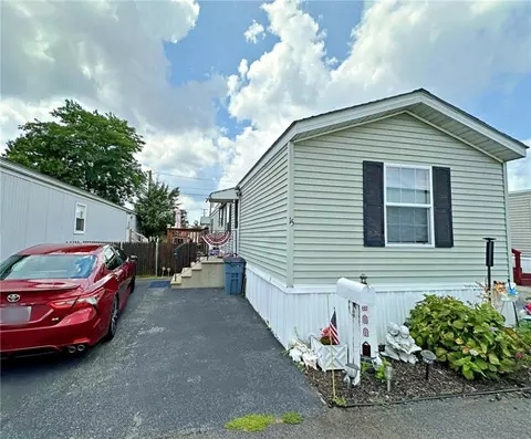 15 East Dr, Rumford, RI 02916