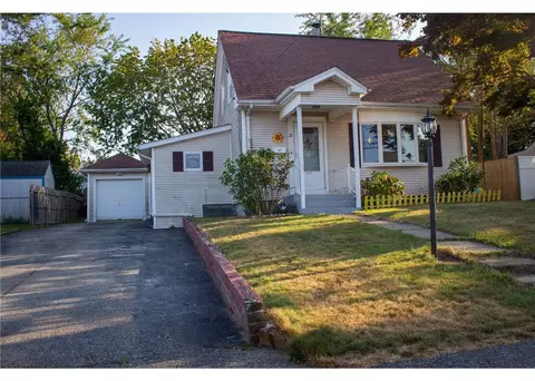 21 Cypress Ave, Tiverton, RI 02878