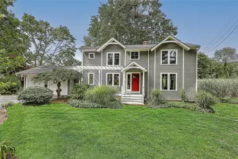 4 Buckingham St, Barrington, RI 02806