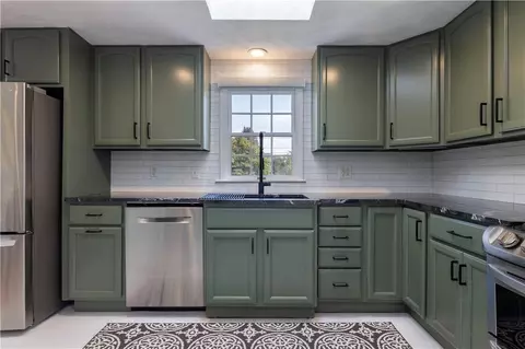51 Tomahawk Ct, Warwick, RI 02886 photo 9