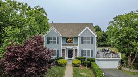 38 Mitchell Ln, Portsmouth, RI 02871