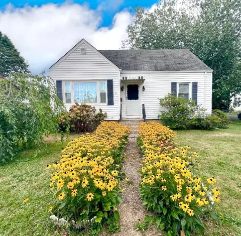 86 Maple Ave, Middletown, RI 02842