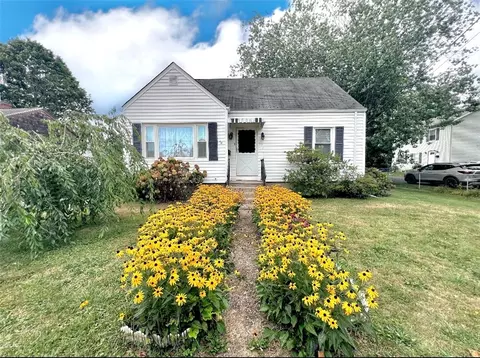 Exterior - 86 Maple Ave, Middletown, RI 02842 photo 3 of 11