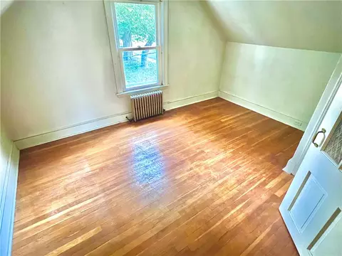 Bedroom - 86 Maple Ave, Middletown, RI 02842 photo 6 of 7
