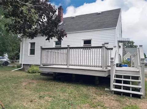 Exterior - 86 Maple Ave, Middletown, RI 02842 photo 5 of 11