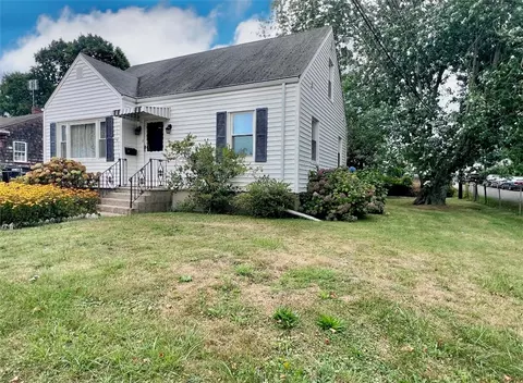 Exterior - 86 Maple Ave, Middletown, RI 02842 photo 2 of 11
