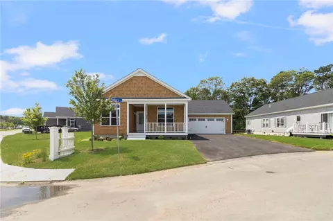 4 Putters Cir, South Kingstown, RI 02879