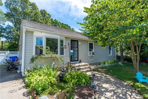 18 Allison Ct, Riverside, RI 02915