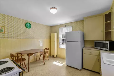 112 Oakton St, Woonsocket, RI 02895 photo 4