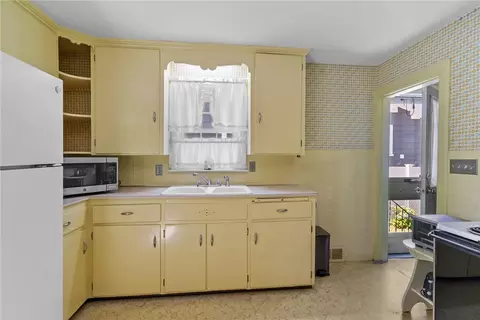112 Oakton St, Woonsocket, RI 02895 photo 8