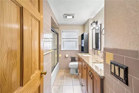 Bath - 111 Grove Ave, Warwick, RI 02889 photo 1 of 3