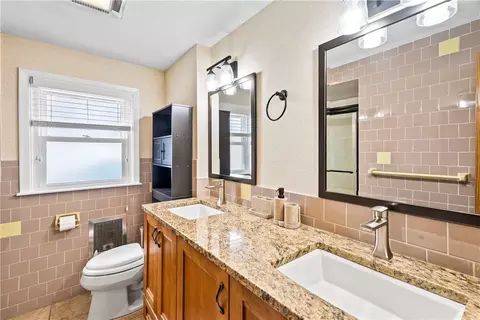 Bath - 111 Grove Ave, Warwick, RI 02889 photo 3 of 3