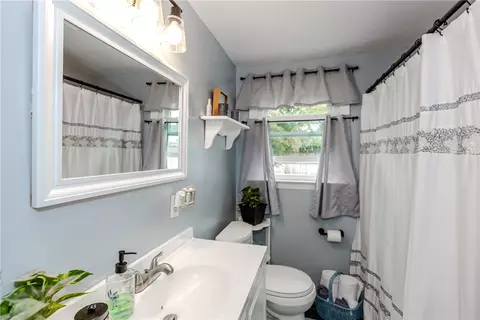Bath - 143 Duncan Rd, Warwick, RI 02886 photo 1 of 2