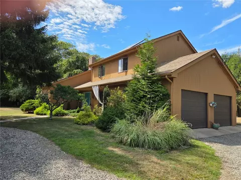 40 Gosnold Rd, North Kingstown, RI 02852