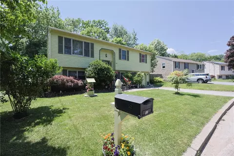 52 Urquhart St, Cranston, RI 02920