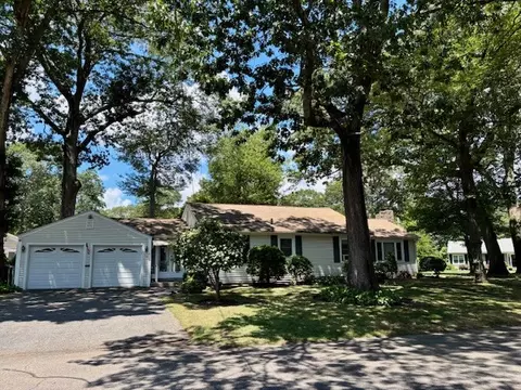 31 Twin Oak Dr, Warwick, RI 02889