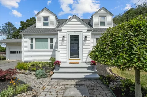 40 Hambly Rd, Tiverton, RI 02878