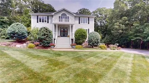 9 Mahoney Dr, Hope, RI 02831