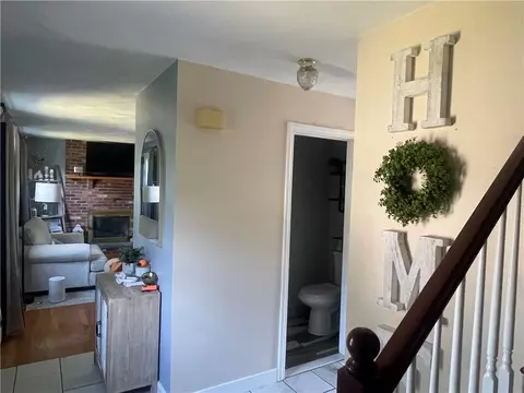 Entry Way - 144 Vernon St, Warwick, RI 02889 photo 2 of 3
