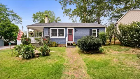 41 Pettaquamscutt Lake Rd, Saunderstown, RI 02874