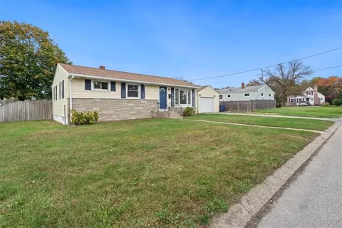 11 Liverpool St, Warwick, RI 02889
