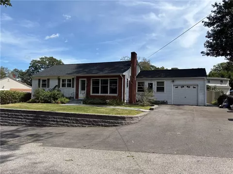 25 Lockwood Rd, Cumberland, RI 02864