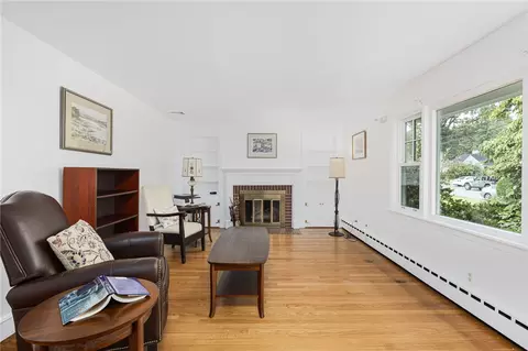 Living - 169 Lansdowne Rd, Warwick, RI 02888 photo 3 of 5