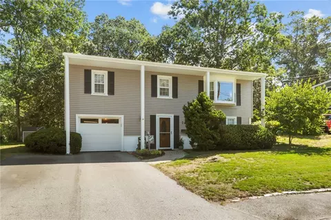 26 Lloyd Dr, Coventry, RI 02816