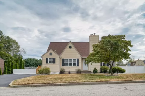 9 Surrey Ln, West Warwick, RI 02893