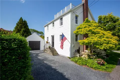 7 Maher Ct, Newport, RI 02840
