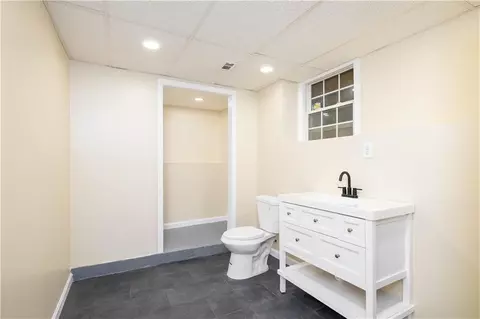 Bath - 259 Buttonwoods Ave, Warwick, RI 02886 photo 3 of 3