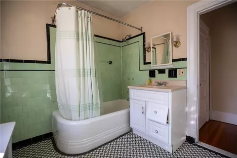 Bath - 530 Post Rd, Warwick, RI 02888 photo 2 of 2