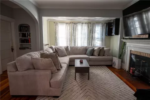 Living - 530 Post Rd, Warwick, RI 02888 photo 1 of 2