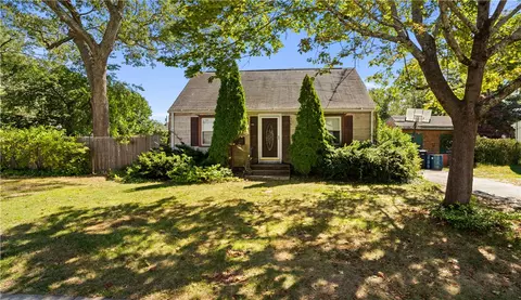 40 Pilgrim Dr, North Kingstown, RI 02852