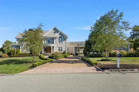 95 Devin Dr, Portsmouth, RI 02871