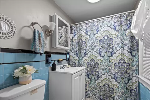 Bath - 690 Killingly St, Johnston, RI 02919 photo 2 of 3