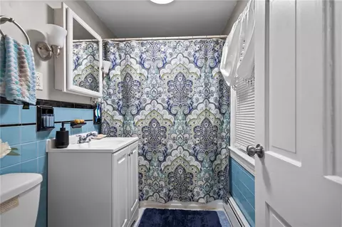 Bath - 690 Killingly St, Johnston, RI 02919 photo 3 of 3