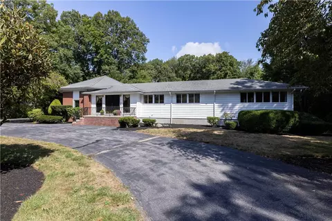 105 Gilbert Stuart Dr, East Greenwich, RI 02818