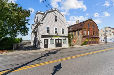 227 Thames St #1, Bristol, RI 02809