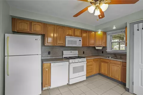 126 Lloyd Ave, Warwick, RI 02889 photo 4