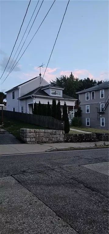 71 Aylsworth Ave, Woonsocket, RI 02895 photo 2