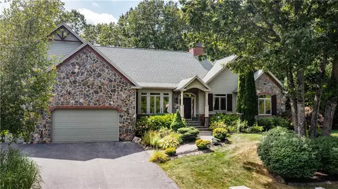 1 Victoria Dr, Smithfield, RI 02917