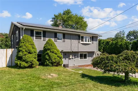 5 Lea Dr, Bristol, RI 02809
