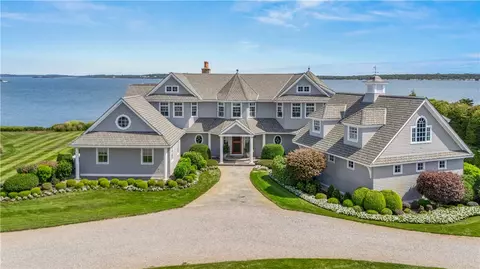 135 Cliff Dr, Narragansett, RI 02882