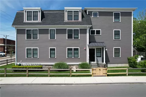 20 Bowery St #3B, Newport, RI 02840