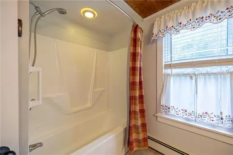 Bath - 989 Putnam Pike, Glocester, RI 02814 photo 2 of 4